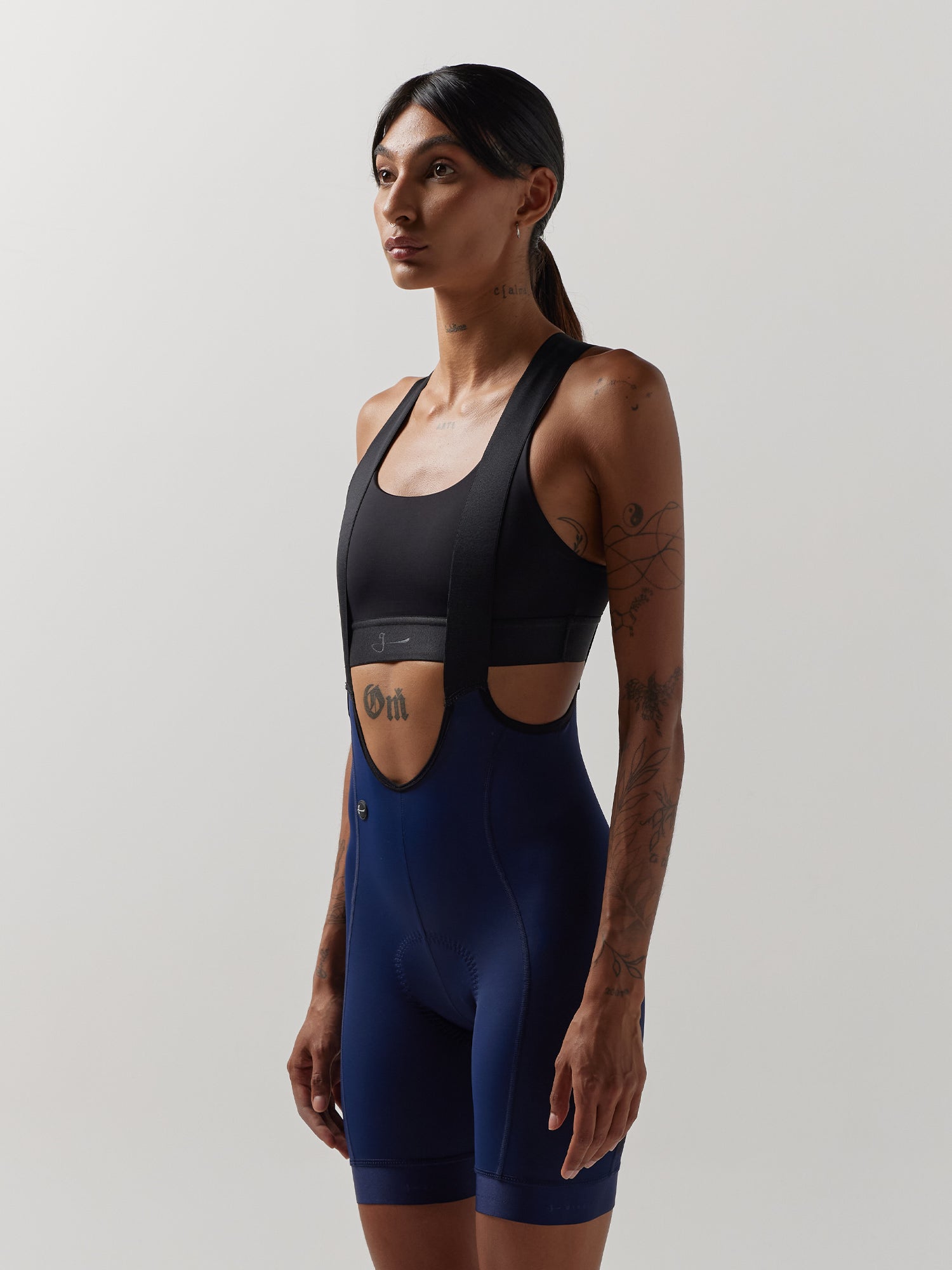 ESSNTL TRÄGERSHORT FÜR DAMEN MARINEBLAU