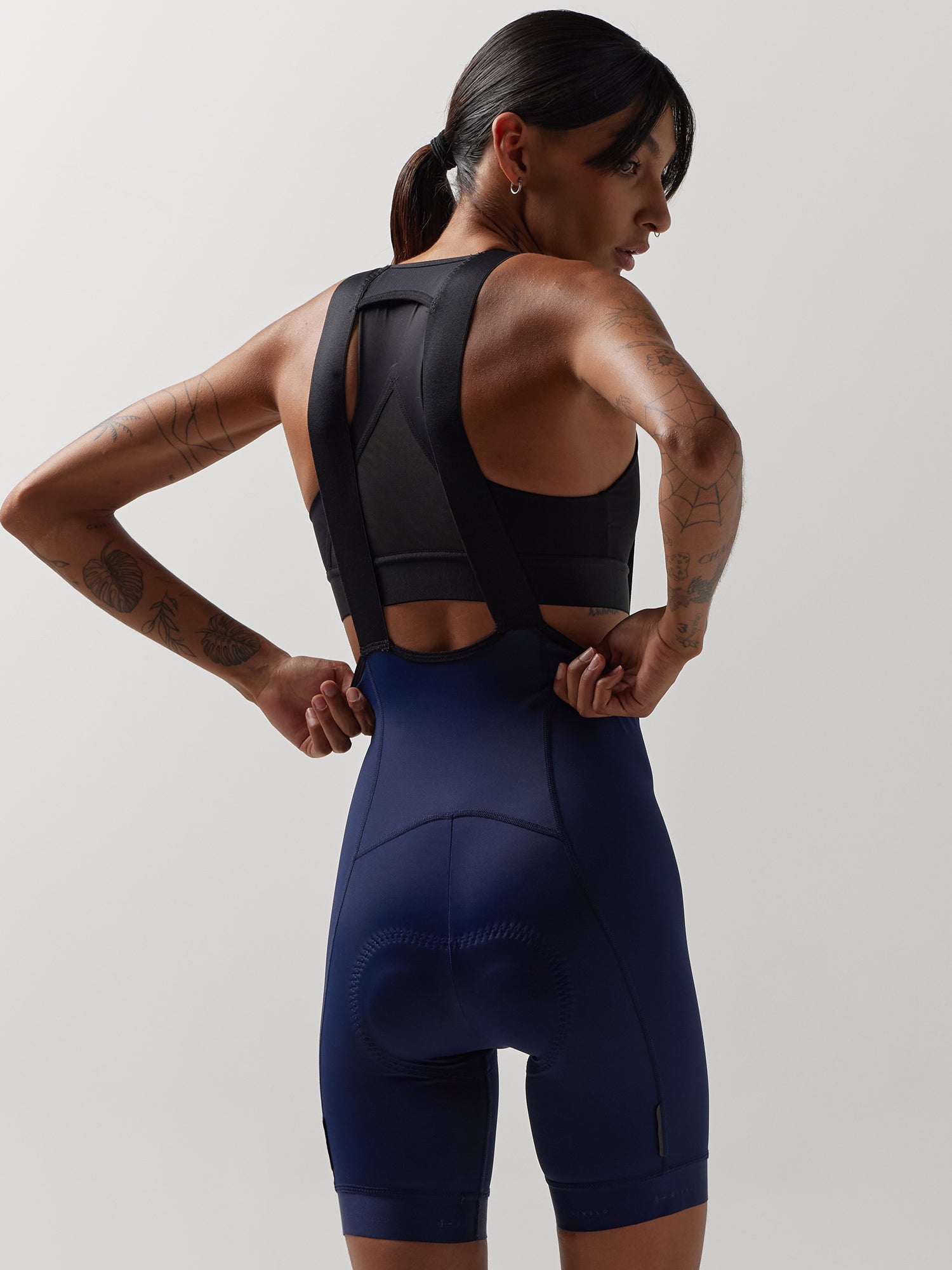 ESSNTL TRÄGERSHORT FÜR DAMEN MARINEBLAU