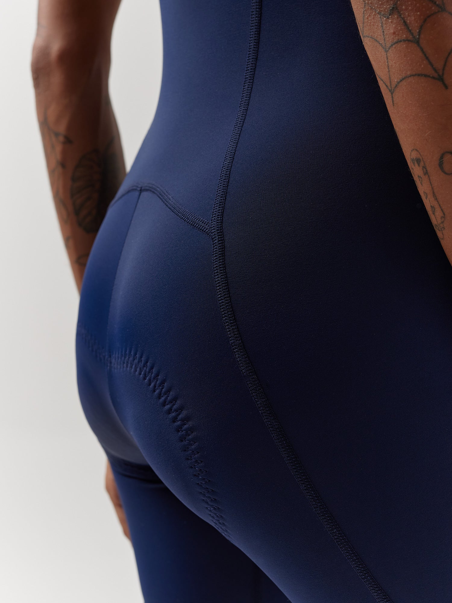 ESSNTL TRÄGERSHORT FÜR DAMEN MARINEBLAU
