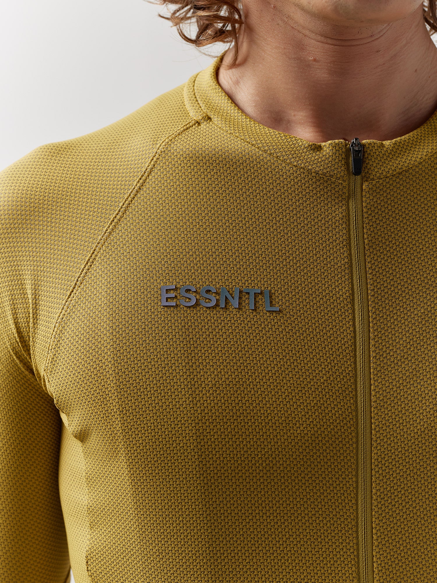 JERSEY ESSNTL GRAFENO MOSTAZA HOMBRE