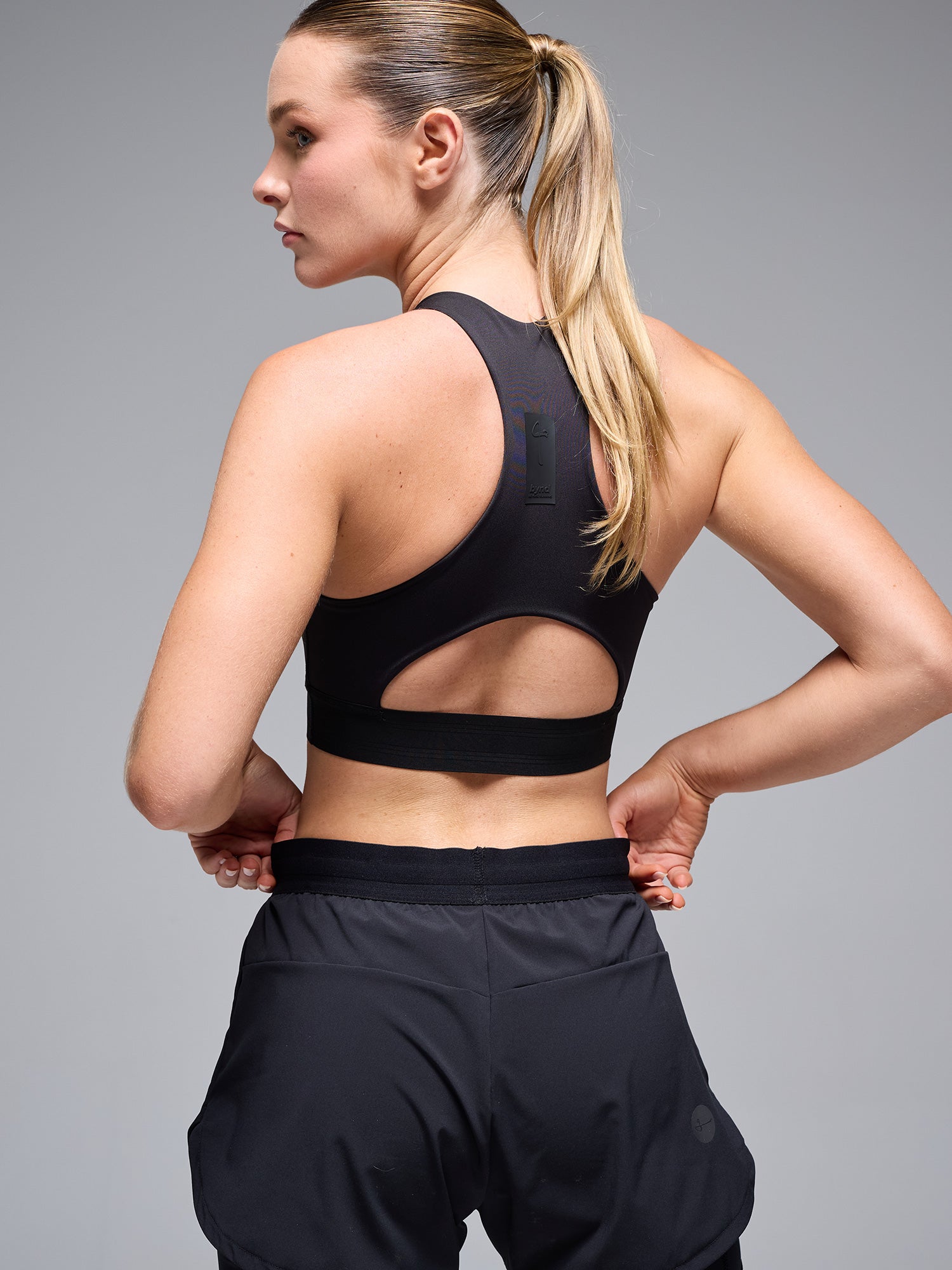 BYND HIGH-NECK BRA - BLACK