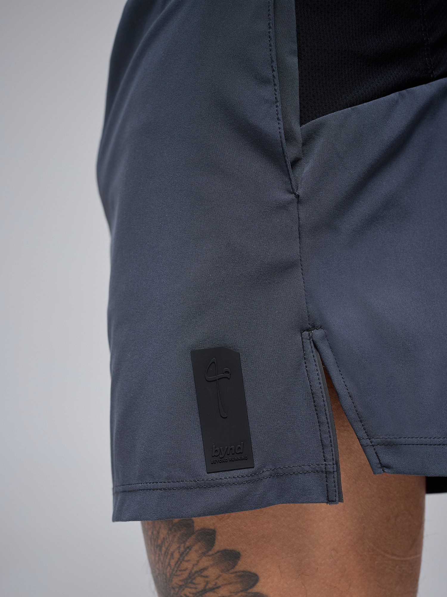 MEN'S 5" FLOW SHORTS - DARK GREY