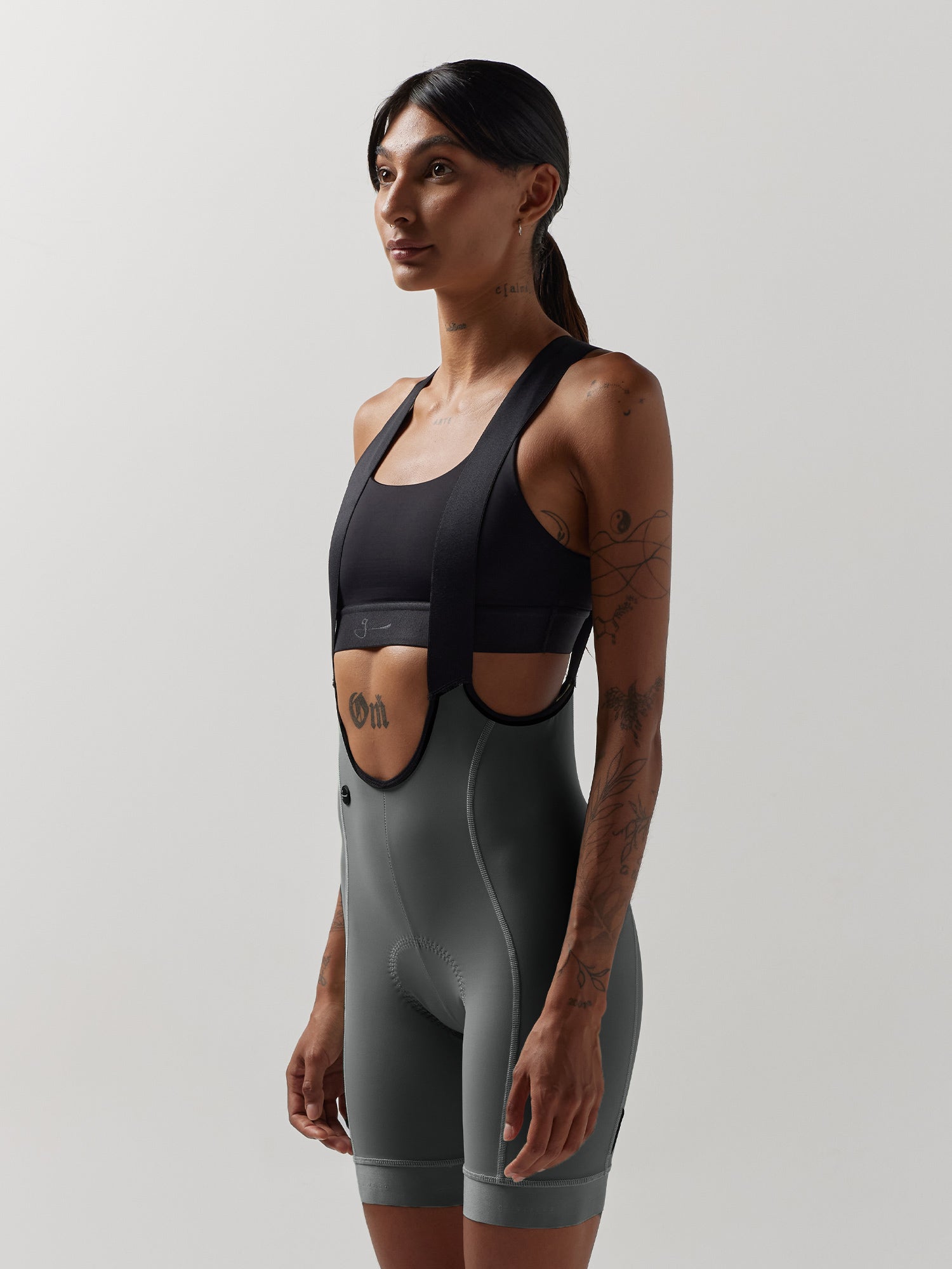 WOMEN'S ESSNTL BIB SHORT IRON